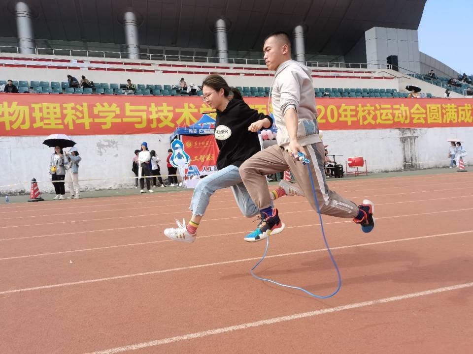 化学学院校运会男女混合组跳绳接力荣获佳绩携手共进同心向前